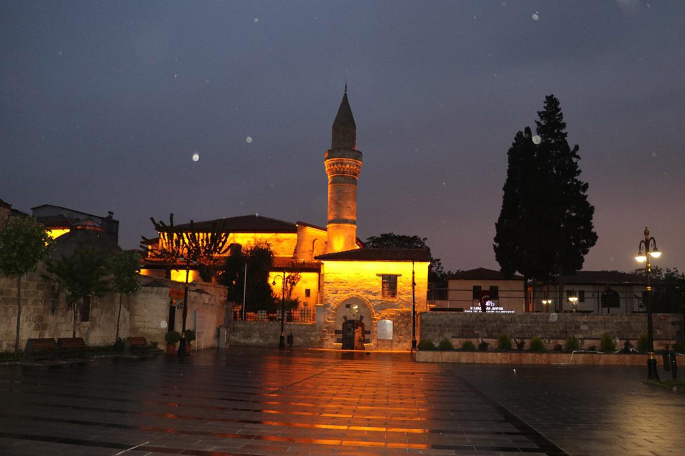 Müslümanlar teravih namazını camilerde kılamamanın hüznünü yaşadı Müslümanlar teravih namazını camilerde kılamamanın hüznünü yaşadı